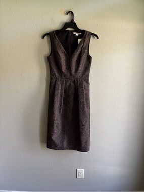 Sleeveless Textured V-Neck Sheath Dress - Brown